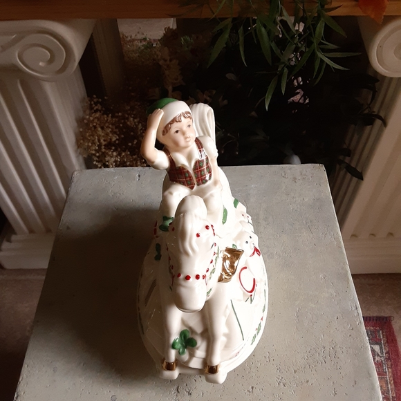 LENOX, SANTA'S HOLIDAY TOY SHOP, Tea Pot - Picture 6 of 9